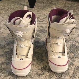 Snowboarding boots